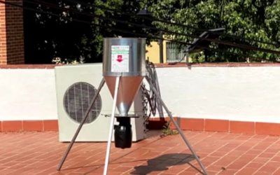 El Ayuntamiento de Guadalcázar instala un dispensador de pienso anticonceptivo para las palomas.